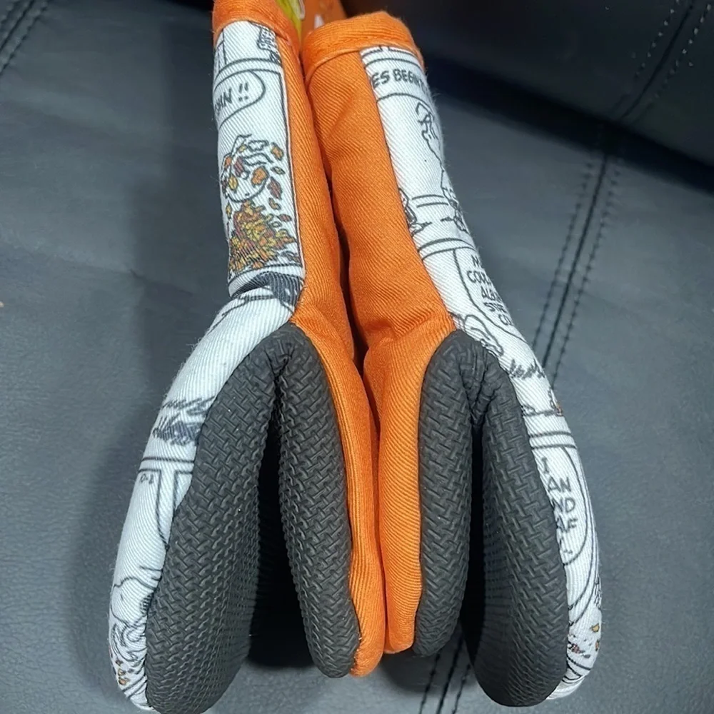 2 mini oven mitts